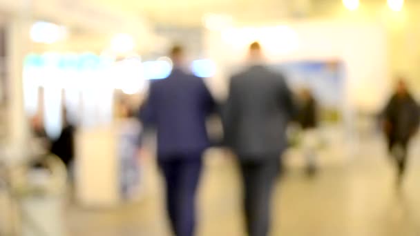 Φόντο θαμπάδα άτομα στον εσωτερικό χώρο και το περπάτημα σε ένα εμπορικό κέντρο — Αρχείο Βίντεο