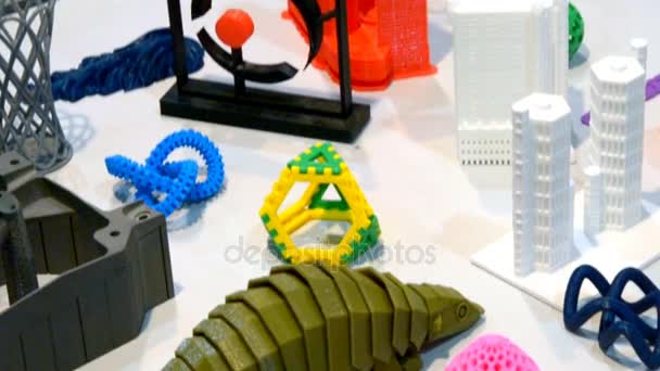 Пластиковая печать объектов на 3D-принтере — стоковое видео