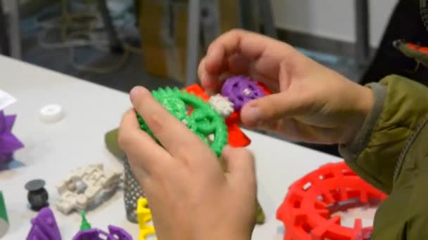 Bir çocuk 3D yazıcı tarafından basılmış bir nesneye bakıyor. — Stok video
