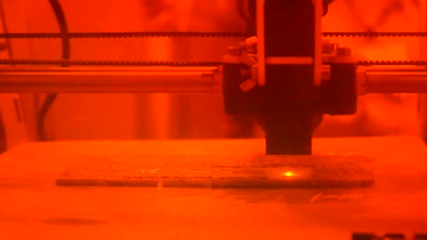 3D-printer laserstraal verbrandt het patroon — Stockvideo