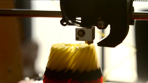 Sıcak plastik yalıtılmış nesne yakın çekim dan 3D printerlere harcama maddeler — Stok video