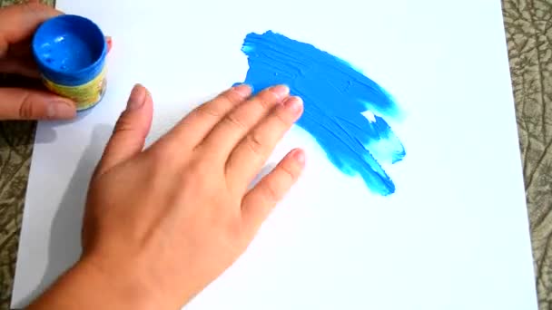 Pintura azul cubriendo papel blanco — Vídeo de stock