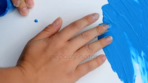 Pintura azul cubriendo papel blanco — Vídeo de stock
