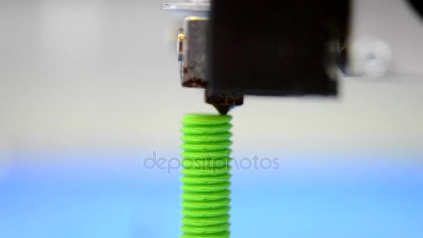 Impressora 3D macro é o modelo da rosca do parafuso no fundo embaçado verde — Vídeo de Stock