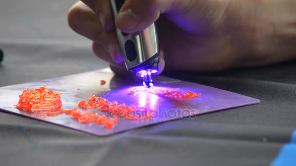 3d pen trekt met verharding van fotopolymeer close-up tekening — Stockvideo