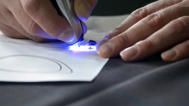 クローズ アップ感光性樹脂の硬化に伴う 3 d ペン描画を描画 — ストック動画