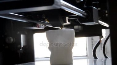 3D yazıcıya iş ve erimiş plastik yakın çekim şeklinde yazdırır.