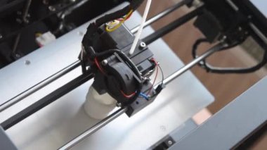 3D printerlere harcama maddeler erimiş plastik şeklinde yazdırır. Yukarıdan görüntülemek