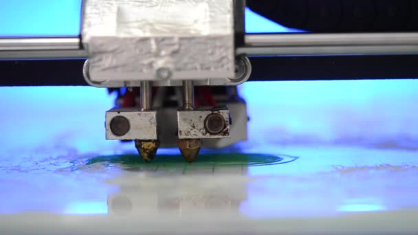 3D printer print de vorm van gesmolten plastic groen. — Stockvideo