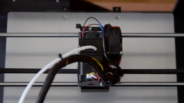Impresora 3D aditiva en forma de trabajo e impresiones de plástico fundido — Vídeos de Stock