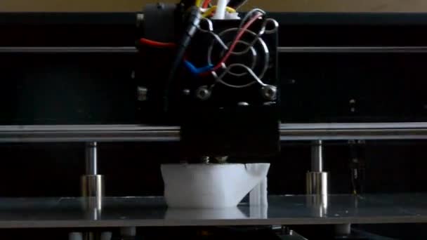 3D-printer drukt de vorm van gesmolten plastic. — Stockvideo