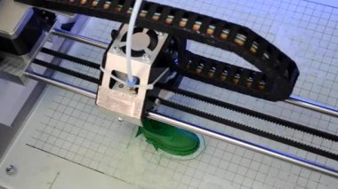 3D yazıcı erimiş plastik yeşili biçiminde yazdırır.