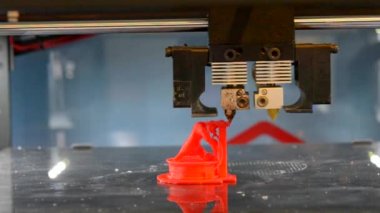 Otomatik 3d printerlere harcama maddeler kırmızı renk plastik modelleme nesneleri gerçekleştirir.