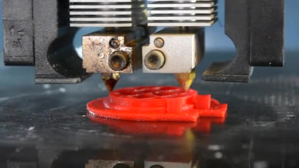 Automatische 3D-printer uitvoert rode kleur kunststof modellering objecten. — Stockvideo