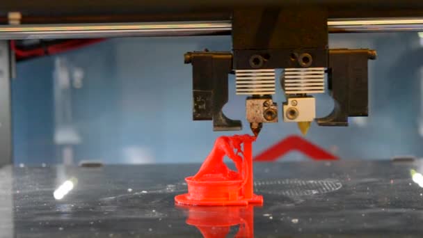 Automatic 3D printer performs red color plastic modeling objects. — Stock Video