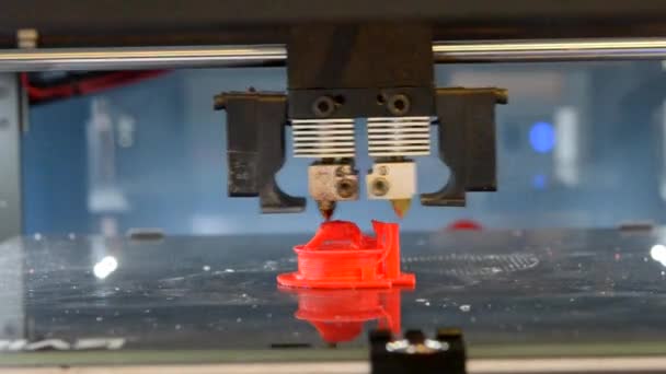 Automatisk 3d skrivaren utför röd färg plast modellering objekt. — Stockvideo