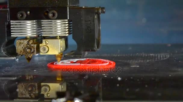 La impresora 3D automática bicolor bicolor realiza objetos de colores blanco y rojo . — Vídeo de stock