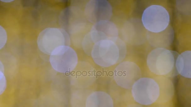 Fondo bokeh amarillo con parpadeo azul al aire libre — Vídeos de Stock