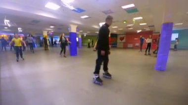 Birçok kişi çocuk ve yetişkin rollerdrom üzerinde paten gitmek