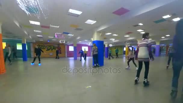 Many people of children and adults go roller-skating on the rollerdrom — Stock Video