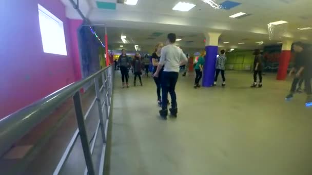 Birçok kişi çocuk ve yetişkin rollerdrom üzerinde paten gitmek — Stok video