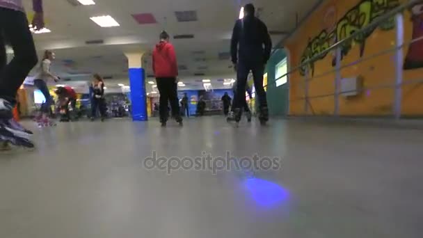 Una persona patinando en el rollerdrom interior. Punto de vista, pov mtb. Vista de ángulo bajo . — Vídeos de Stock