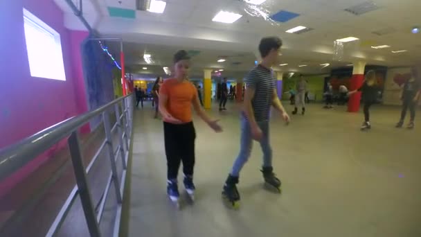 许多孩子和成人去滑旱冰在 rollerdrom — 图库视频影像