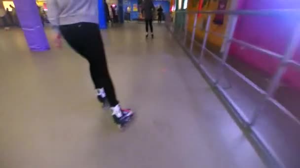 Une personne patinant à roulettes sur le rollerdrom intérieur. Point de vue, pov mtb. Vue à angle bas . — Video