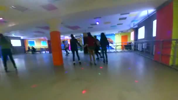 Une personne patinant à roulettes sur le rollerdrom intérieur. Point de vue, pov mtb. Vue à angle bas . — Video