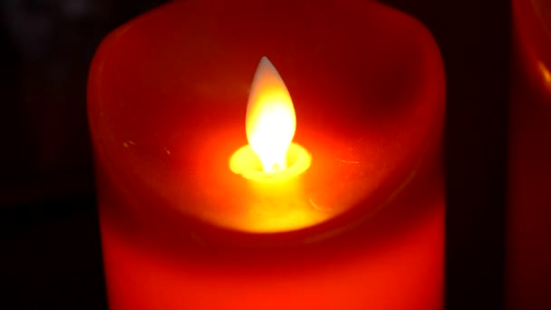 Rote elektrische Kerze in Großaufnahme — Stockvideo