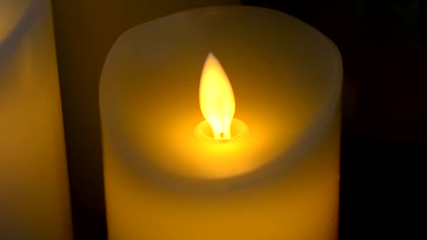 Gelbe elektrische Kerze in Großaufnahme — Stockvideo