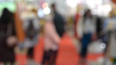 Belirsiz Odaklanmış Bulanık Arkaplan akışı birçok insanın uzayın içinde