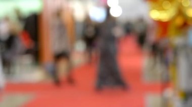 Belirsiz Odaklanmış Bulanık Arkaplan akışı birçok insanın uzayın içinde