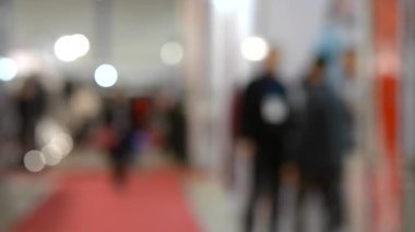 Belirsiz Odaklanmış Bulanık Arkaplan akışı birçok insanın uzayın içinde