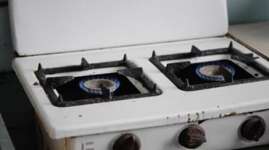 Kadın eski gaz sobası ahşap maç brülör tutuşturan