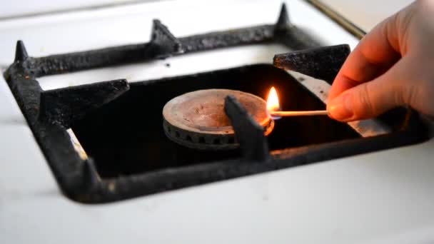 Vrouw ontbrandt brander op de oude gasfornuis houten wedstrijd — Stockvideo