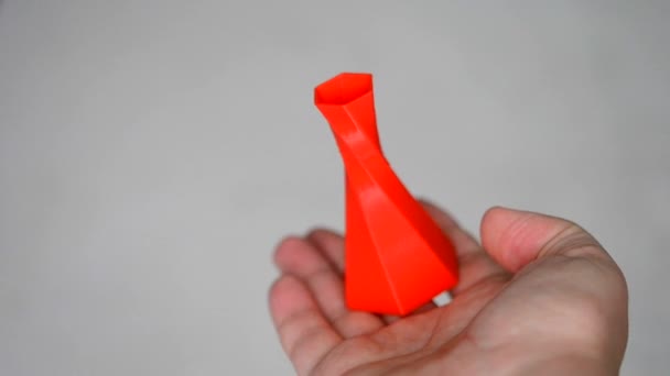 Человек держится за руки и смотрит на объект, созданный на 3D-принтере — стоковое видео