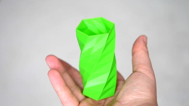 Человек держится за руки и смотрит на объект, созданный на 3D-принтере — стоковое видео