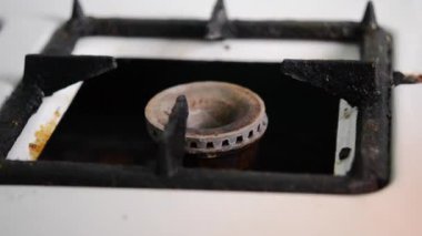 Kadın eski gaz sobası ahşap maç brülör tutuşturan