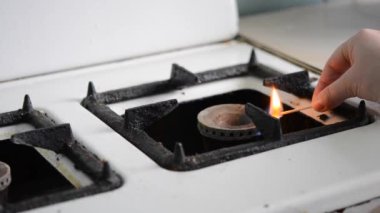 Kadın eski gaz sobası ahşap maç brülör tutuşturan