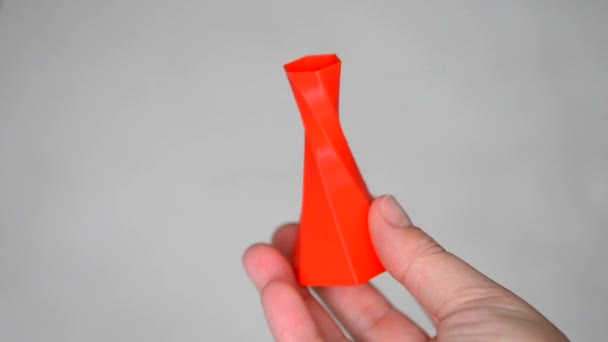 Die Person hält auf ihren Händen und betrachtet ein auf dem 3D-Drucker erstelltes Objekt — Stockvideo