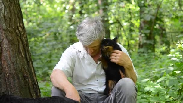 Stařec a pes v lese — Stock video