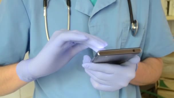 Masculino médico trabalhando luvas de telefone — Vídeo de Stock