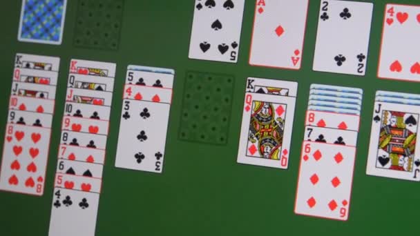 Man spelar datorspel Solitaire på övervakaren dator närbild — Stockvideo