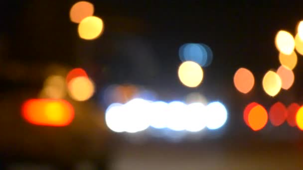 Размытые задние автомобили ездить ночью фон bokeh — стоковое видео