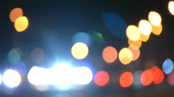 ぼやけた背景車に乗って夜の背景のボケ味 — ストック動画