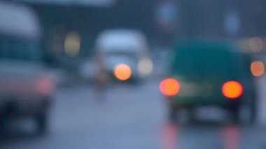 Bulanık arka plan trafik arabalar alacakaranlıkta sokakta