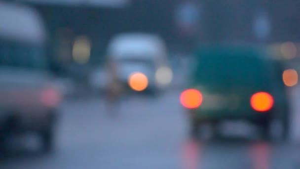 Desenfocado coches de tráfico de fondo en la calle al atardecer — Vídeos de Stock