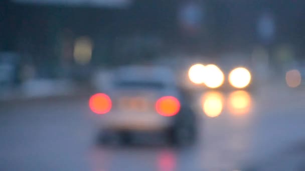 Fond flou voitures de circulation dans la rue au crépuscule — Video