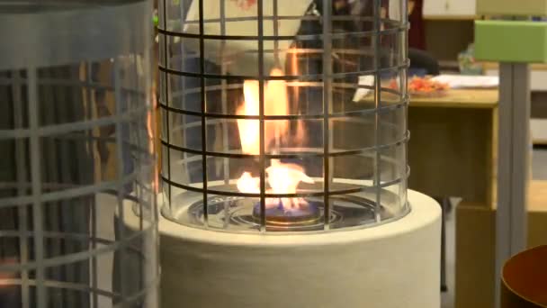 Een Biofireplace. Mount biobrandstof op ethanol fireplot open haard. — Stockvideo